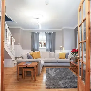 Beautiful 4 Bedroom - Free Parking Holiday home